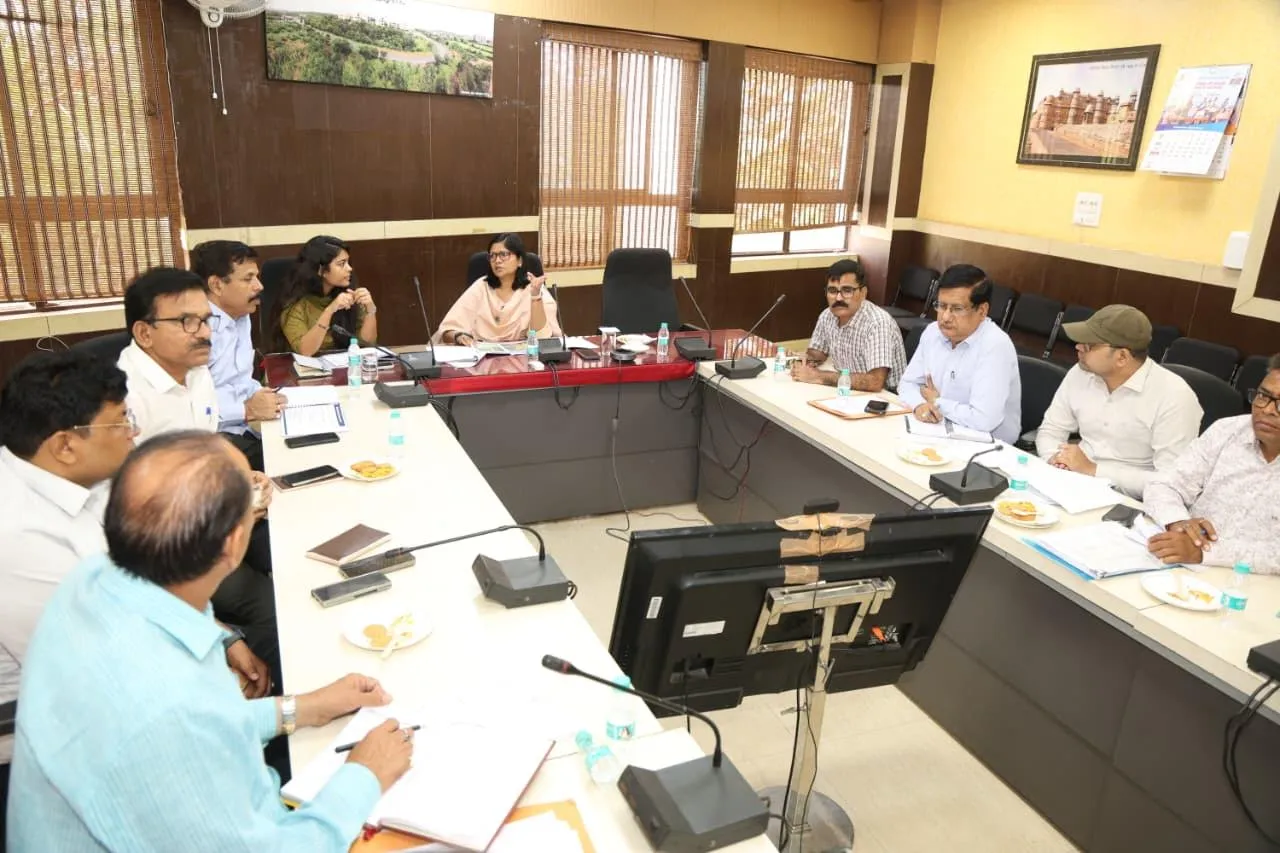 औद्योगिक प्रयोजन के लिये जमीन आवंटन में कदापि देरी न हो – कलेक्टर

निवेश के लिये अनुकूल वातावरण व जमीन उपलब्ध कराना जिला प्रशासन की सर्वोच्च प्राथमिकता
मोहना औद्योगिक क्षेत्र, स्टोन पार्क व रंग मिल इंडस्ट्रियल एरिया के विकास की हुई समीक्षा