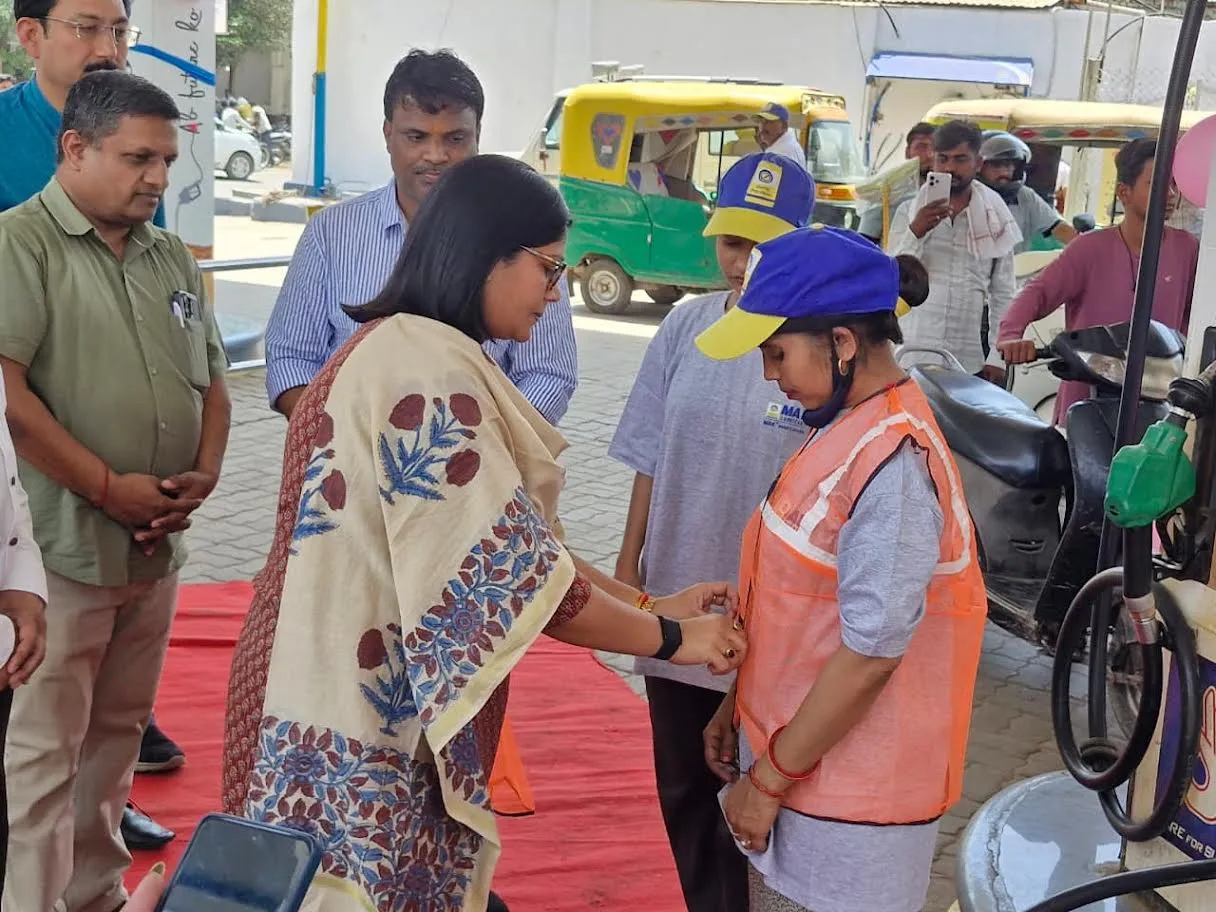 नारी शक्ति वंदन पखवाड़ा
ग्वालियर जिले में “शक्ति दीदी” लिख रहीं हैं महिला सशक्तिकरण की इबारत शनिवार को 5 जरूरतमंद महिलायें बनी “शक्ति दीदी”
अब तक 112 जरूरतमंद महिलाएं शक्ति दीदी के रूप में बनीं आत्मनिर्भर