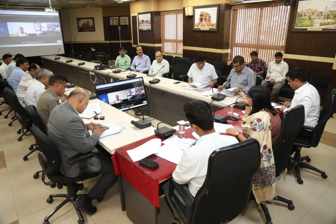 ग्वालियर के आसपास की पहाड़ियों को हरा-भरा करने के साथ-साथ पर्यटन की दृष्टि से भी किया जायेगा विकसित प्रशासन के साथ-साथ समाज के सभी वर्गों का लिया जायेगा सहयोग
पहाड़ियों पर जल संरक्षण के लिये भी किए जायेंगे सार्थक प्रयास कलेक्टर श्रीमती चौहान की अध्यक्षता में आयोजित बैठक में लिए गए पर्यावरण संरक्षण की दिशा में महत्वपूर्ण निर्णय