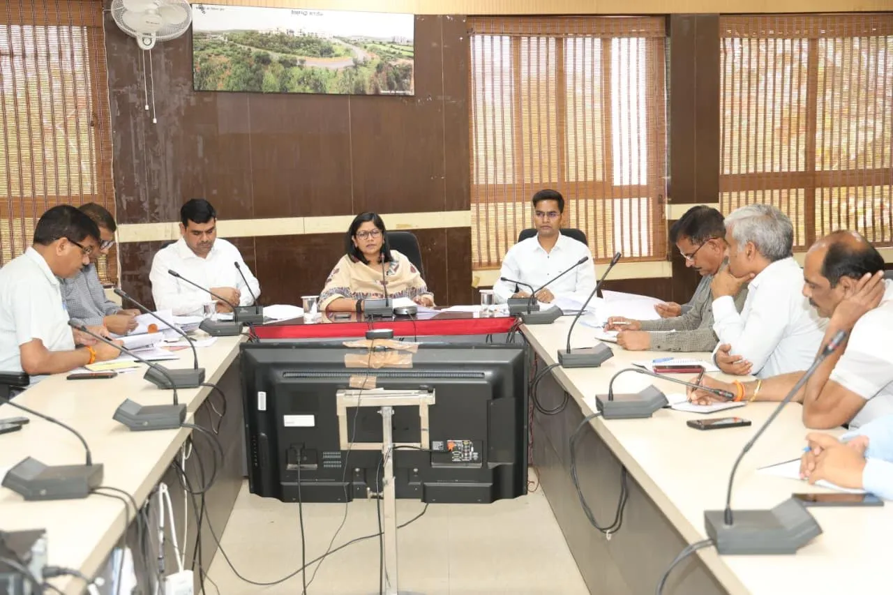 ग्वालियर के आसपास की पहाड़ियों को हरा-भरा करने के साथ-साथ पर्यटन की दृष्टि से भी किया जायेगा विकसित प्रशासन के साथ-साथ समाज के सभी वर्गों का लिया जायेगा सहयोग
पहाड़ियों पर जल संरक्षण के लिये भी किए जायेंगे सार्थक प्रयास कलेक्टर श्रीमती चौहान की अध्यक्षता में आयोजित बैठक में लिए गए पर्यावरण संरक्षण की दिशा में महत्वपूर्ण निर्णय