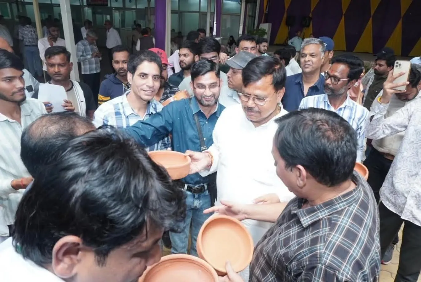 <h1> जनसुनवाई बड़ा फैसला अब होगा सीधा असर आम जनता पर </h1>

<h2> भूमिका </h2>
<p>जनसुनवाई एक ऐसा माध्यम बनकर उभरा है जिसके जरिए आम जनता की समस्याओं को सीधे प्रशासन तक पहुंचाया जा रहा है। जनसुनवाई के माध्यम से सरकार यह सुनिश्चित करने का प्रयास कर रही है कि अंतिम पंक्ति के व्यक्ति तक योजनाओं का लाभ पहुंचे।</p>

<p>जनसुनवाई के दौरान ऊर्जा मंत्री श्री प्रद्युम्न सिंह तोमर ने स्पष्ट कहा कि सरकार की प्राथमिकता है कि हर जरूरतमंद व्यक्ति तक जनकल्याणकारी योजनाओं का लाभ पहुंचे। इस दिशा में लगातार प्रयास किए जा रहे हैं।</p>

<h2> मुख्य तथ्य </h2>
<p>ग्वालियर में आयोजित जनसुनवाई कार्यक्रम में ऊर्जा मंत्री ने आम लोगों की समस्याओं को सुना और संबंधित अधिकारियों को तुरंत कार्रवाई के निर्देश दिए। यह पहल सीधे जनता से जुड़ने और समस्याओं के त्वरित समाधान के उद्देश्य से की जा रही है।</p>

<p>जनसुनवाई के दौरान राशन, पेंशन और स्वास्थ्य से जुड़े मामलों को प्राथमिकता दी गई। पात्र हितग्राहियों को तुरंत लाभ दिलाने के निर्देश दिए गए।</p>

<script async src="https://pagead2.googlesyndication.com/pagead/js/adsbygoogle.js?client=ca-pub-8793686386541940" crossorigin="anonymous"></script>
<ins class="adsbygoogle" style="display:block; text-align:center;" data-ad-layout="in-article" data-ad-format="fluid" data-ad-client="ca-pub-8793686386541940" data-ad-slot="1540323081"></ins>
<script> (adsbygoogle = window.adsbygoogle || []).push({}); </script>

<h2> महत्वपूर्ण बिंदु </h2>
<p>ऊर्जा मंत्री ने अधिकारियों को स्पष्ट निर्देश दिए कि सभी समस्याओं का समाधान निर्धारित समय सीमा में किया जाए। यह सुनिश्चित करना प्रशासन की जिम्मेदारी है कि कोई भी पात्र व्यक्ति लाभ से वंचित न रहे।</p>

<p>जनसुनवाई में जिला प्रशासन, नगर निगम, विद्युत वितरण कंपनी और अन्य विभागों के अधिकारी मौजूद रहे। इससे समन्वय बनाकर समस्याओं का समाधान किया जा सके।</p>

<h2> विस्तृत जानकारी </h2>
<p>जनसुनवाई कार्यक्रम के दौरान बड़ी संख्या में लोग अपनी समस्याएं लेकर पहुंचे। हर व्यक्ति की समस्या को ध्यानपूर्वक सुना गया और मौके पर ही समाधान के निर्देश दिए गए।</p>

<p>विशेष रूप से महिलाओं और वृद्धजनों के मामलों को प्राथमिकता दी गई। पात्र महिलाओं को राशन उपलब्ध कराने और वृद्धजनों की पेंशन स्वीकृत करने के निर्देश दिए गए।</p>

<p>इसके साथ ही आयुष्मान कार्ड बनाने पर भी जोर दिया गया ताकि जरूरतमंदों को मुफ्त इलाज की सुविधा मिल सके।</p>

<script async src="https://pagead2.googlesyndication.com/pagead/js/adsbygoogle.js?client=ca-pub-8793686386541940" crossorigin="anonymous"></script>
<ins class="adsbygoogle" style="display:block; text-align:center;" data-ad-layout="in-article" data-ad-format="fluid" data-ad-client="ca-pub-8793686386541940" data-ad-slot="1540323081"></ins>
<script> (adsbygoogle = window.adsbygoogle || []).push({}); </script>

<p>ऊर्जा मंत्री ने यह भी कहा कि सरकार हर परिस्थिति में जनता के साथ खड़ी है और उनकी समस्याओं का समाधान करना प्राथमिकता है।</p>

<p>उन्होंने मुख्यमंत्री के प्रयासों का उल्लेख करते हुए कहा कि अंतिम व्यक्ति तक योजनाओं का लाभ पहुंचाने के लिए प्रभावी कदम उठाए जा रहे हैं।</p>

<h2> विश्लेषण </h2>
<p>जनसुनवाई का यह मॉडल प्रशासन और जनता के बीच दूरी को कम करने में महत्वपूर्ण भूमिका निभा रहा है। इससे न केवल समस्याओं का त्वरित समाधान होता है बल्कि लोगों में विश्वास भी बढ़ता है।</p>

<p>जब अधिकारी मौके पर मौजूद रहते हैं तो निर्णय लेने में तेजी आती है। इससे प्रक्रिया पारदर्शी और प्रभावी बनती है।</p>

<p>इस पहल से यह भी स्पष्ट होता है कि सरकार जमीनी स्तर पर काम कर रही है और लोगों की समस्याओं को गंभीरता से ले रही है।</p>

<script async src="https://pagead2.googlesyndication.com/pagead/js/adsbygoogle.js?client=ca-pub-8793686386541940" crossorigin="anonymous"></script>
<ins class="adsbygoogle" style="display:block; text-align:center;" data-ad-layout="in-article" data-ad-format="fluid" data-ad-client="ca-pub-8793686386541940" data-ad-slot="1540323081"></ins>
<script> (adsbygoogle = window.adsbygoogle || []).push({}); </script>

<h2> प्रभाव </h2>
<p>जनसुनवाई का सीधा असर आम जनता पर देखने को मिल रहा है। लोगों को अपनी समस्याओं के समाधान के लिए बार-बार दफ्तरों के चक्कर नहीं लगाने पड़ रहे हैं।</p>

<p>सरकारी योजनाओं का लाभ तेजी से पात्र लोगों तक पहुंच रहा है। इससे सामाजिक और आर्थिक स्तर पर सकारात्मक बदलाव देखने को मिल रहा है।</p>

<p>पक्षियों के लिए सकोरे बांटने की पहल ने सामाजिक जिम्मेदारी का भी संदेश दिया है। इससे पर्यावरण और जीव-जंतुओं के प्रति जागरूकता बढ़ रही है।</p>

<h2> भविष्य की दिशा </h2>
<p>आने वाले समय में जनसुनवाई को और प्रभावी बनाने की दिशा में काम किया जाएगा। अधिक से अधिक लोगों तक इसकी जानकारी पहुंचाई जाएगी ताकि हर जरूरतमंद इसका लाभ उठा सके।</p>

<p>सरकार का लक्ष्य है कि कोई भी व्यक्ति योजनाओं से वंचित न रहे और हर समस्या का समाधान समय पर हो।</p>

<p>इस दिशा में प्रशासनिक तंत्र को और मजबूत किया जा रहा है ताकि कार्य प्रणाली और अधिक प्रभावी बन सके।</p>

<h2> निष्कर्ष </h2>
हर जरुरतमंद तक पहुंचे जनकल्याणकारी योजनाओं का लाभ - ऊर्जा मंत्री श्री तोमर

ऊर्जा मंत्री श्री तोमर ने की जनसुनवाई
<p>यदि आप भी अपनी समस्या का समाधान चाहते हैं तो जनसुनवाई जैसे मंच का उपयोग जरूर करें और अपनी आवाज को प्रशासन तक पहुंचाएं।</p>

<p><strong>अधिक अपडेट के लिए जुड़े रहें <a href="https://rajdhanisamna.com/" target="_blank">राजधानी सामना</a> के साथ और हमारे <a href="https://www.youtube.com/@RajdhaniSamna/videos" target="_blank" rel="dofollow">हमारा यूट्यूब चैनल</a> को जरूर देखें।</strong></p>