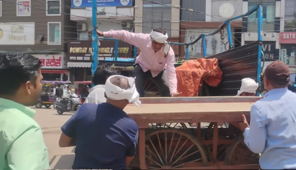 ग्वालियर में अतिक्रमण हटाने व आवारा पशु पकड़ने की संयुक्त कार्यवाही