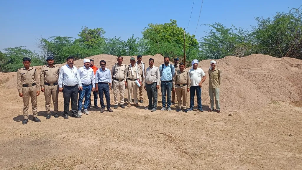 सिंध नदी में रेत के अवैध उत्खनन में लिप्त तीन पंडुब्बियां नष्ट कीं 

अवैध रूप से भण्डारित 5760 घन मीटर रेत जब्त 

सिंध नदी पर दो दिनों से रेत के अवैध खनन के खिलाफ लगातार कार्रवाई जारी 