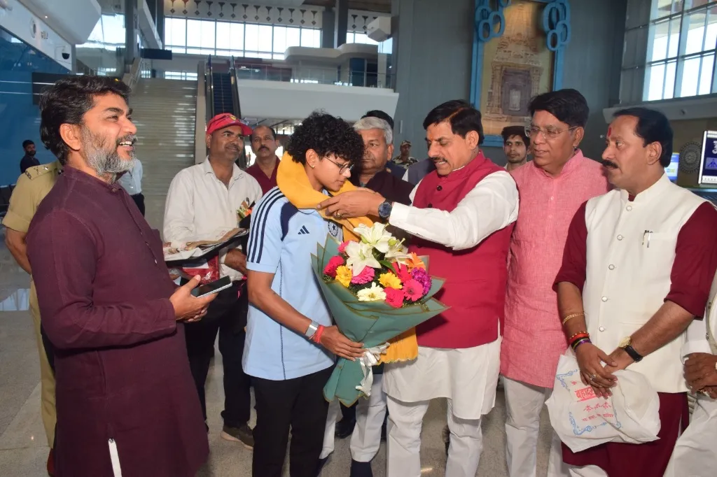 सफलता की कहानी 
(नारी शक्ति वंदन पखवाड़ा)

छत के 'नेट' से टीम इंडिया की कैप तक का सफर 

ग्वालियर की बेटी अनुष्का शर्मा बनी मध्यप्रदेश की नारी शक्ति की वैश्विक प्रतीक