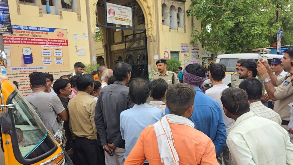 यातायात पुलिस ग्वालियर द्वारा ऑटो/ई-रिक्शा चालकों को महिला नकबजनी गिरोह के संबंध में जानकारी देकर किया जागरूक