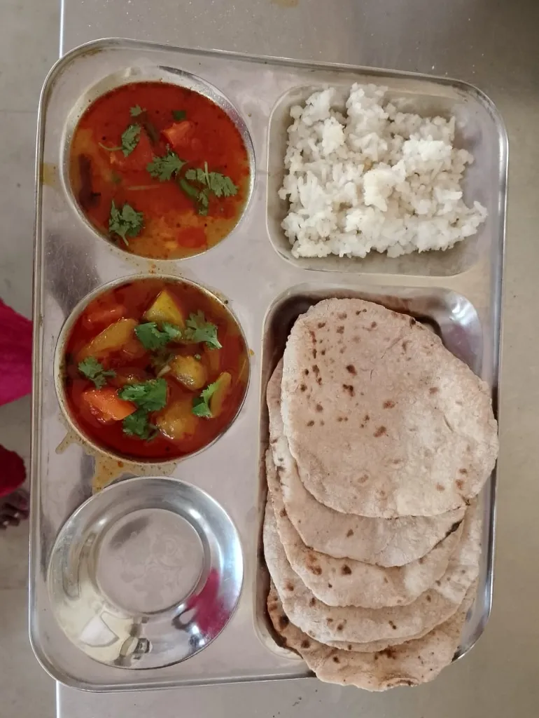 सफलता की कहानी  “दीनदयाल रसोई” भोजन ही नहीं आत्मसम्मान भी परोसती है  ग्वालियर में दीनदयाल रसोई अब तक 59 लाख से अधिक लोगों को करा चुकी है भोजन 