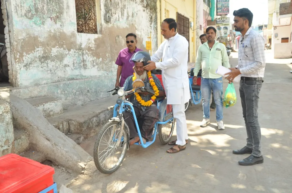 मोटराइज्ड ट्राई साइकिल पाकर दिव्यांगजनों के खिले चेहरे अक्षय तृतीया के अवसर पर सभापति श्री तोमर ने 03 दिव्यांगजनों को बांटी मोटराइज्ड ट्राईसाइकिल