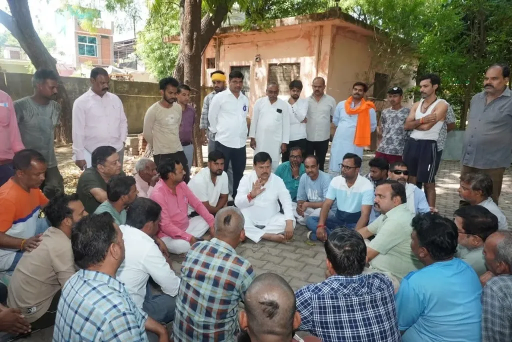 क्षेत्र का सर्वांगीण विकास सरकार की सर्वोच्च प्राथमिकता - ऊजा मंत्री श्री तोमर 

उपनगर ग्वालियर में मूलभूत समस्याओं के निराकरण के लिए किया निरीक्षण