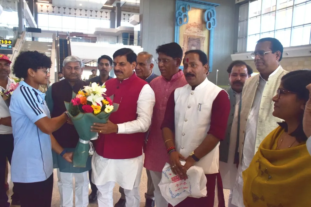 सफलता की कहानी 
(नारी शक्ति वंदन पखवाड़ा)

छत के 'नेट' से टीम इंडिया की कैप तक का सफर 

ग्वालियर की बेटी अनुष्का शर्मा बनी मध्यप्रदेश की नारी शक्ति की वैश्विक प्रतीक