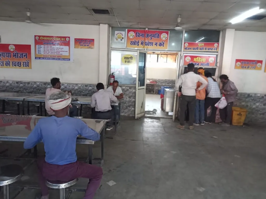 सफलता की कहानी  “दीनदयाल रसोई” भोजन ही नहीं आत्मसम्मान भी परोसती है  ग्वालियर में दीनदयाल रसोई अब तक 59 लाख से अधिक लोगों को करा चुकी है भोजन 