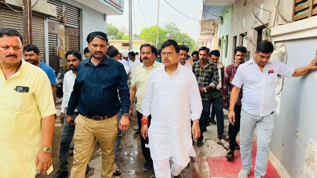 सीवर, जलभराव और जाम जैसी समस्याओं का समाधान सुनिश्चित किया जाए - ऊर्जा मंत्री श्री तोमर

ऊर्जा मंत्री श्री तोमर ने सीवर सफाई अभियान का किया निरीक्षण 