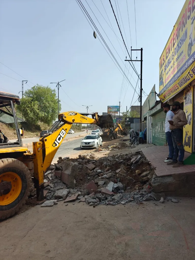 सडक निर्माण में बाधा बन रहे अतिक्रमण को हटाया