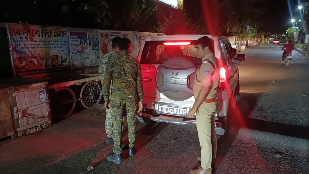 कानून व्यवस्था बनाये रखने के उद्देश्य से जिले के समस्त थानों में प्रभावी ‘‘कॉम्बिंग गश्त’’

कॉम्बिंग गश्त के दौरान 191 फरार स्थाई एवं गिरफ्तारी वारंटियों को गिरफ्तार कर 270 गुण्डा व हिस्ट्रीशीटरों को किया चेक