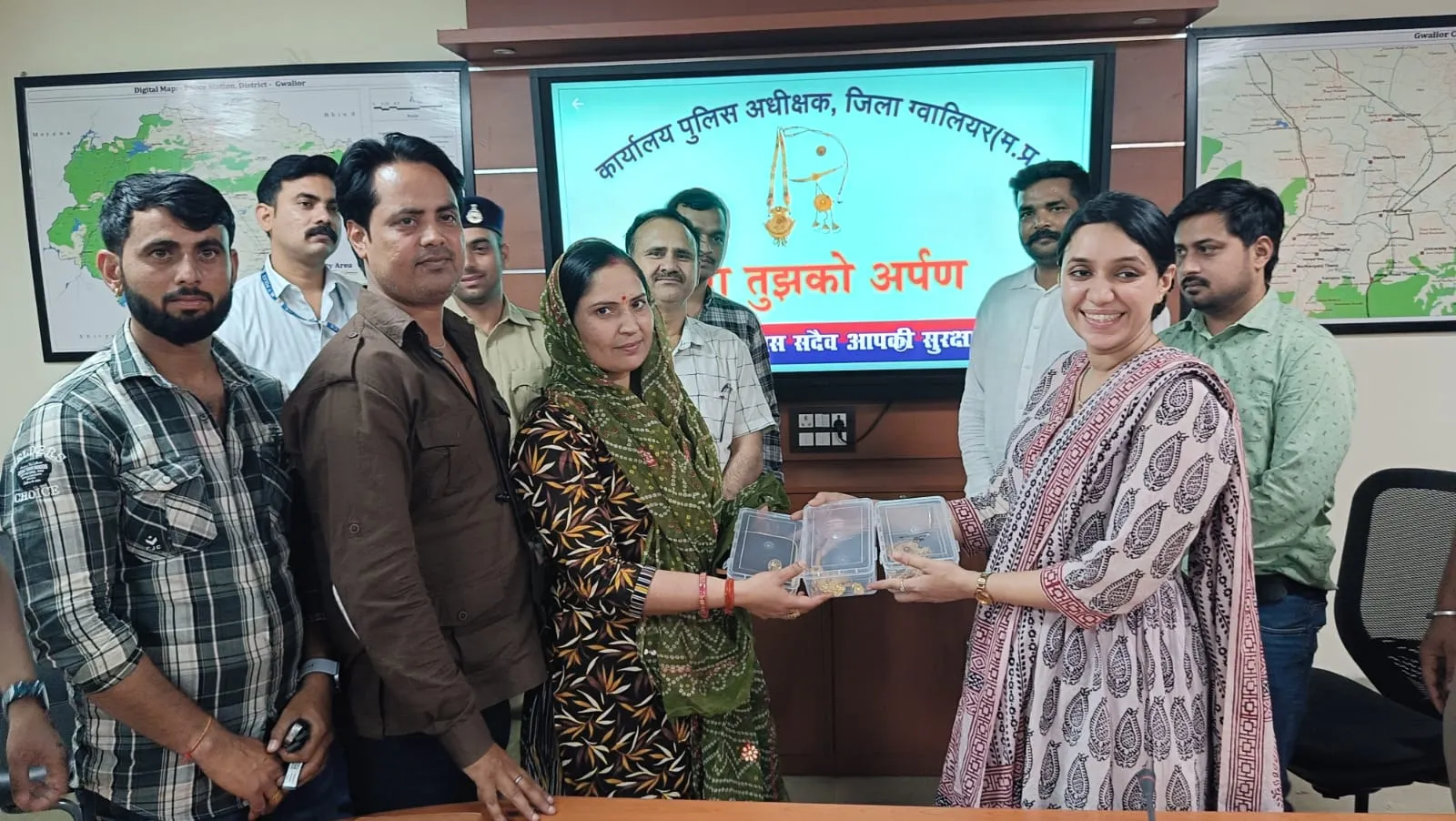 *मुरार क्षेत्र में लगे जनभागीदारी कैमरों की मदद से पुलिस को मिली सफलता* *गिर्राज जी मंदिर के पास गुम हुआ 12 लाख रुपये कीमत का 10 तोला सोना ग्वालियर पुलिस ने 48 घंटे में खोज निकाला*