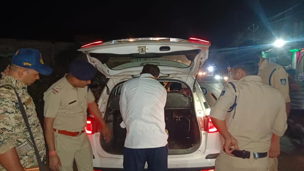 कानून व्यवस्था बनाये रखने के उद्देश्य से जिले के समस्त थानों में प्रभावी ‘‘कॉम्बिंग गश्त’’

कॉम्बिंग गश्त के दौरान 191 फरार स्थाई एवं गिरफ्तारी वारंटियों को गिरफ्तार कर 270 गुण्डा व हिस्ट्रीशीटरों को किया चेक