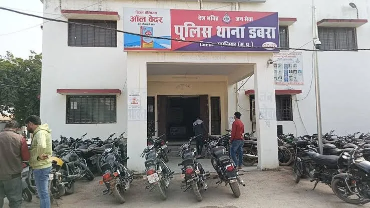 थाना डबरा सिटी पुलिस की जुआरियों के खिलाफ कार्यवाही *डबरा सिटी पुलिस ने बुजुर्ग रोड़ डबरा के पास हार जीत का दांव लगाकर जुआ खेल रहे 08 जुआरियों को पकड़ा* 🔴 *जुआरियों से कुल रकम 1,02,800/- रुपये एवं 52 पत्तों की ताश की गड्डी को जप्त किया गया।*