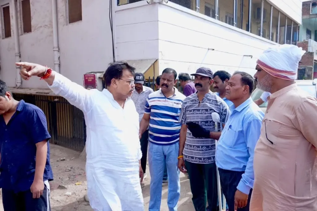 सीवर, जलभराव और जाम जैसी समस्याओं का समाधान सुनिश्चित किया जाए - ऊर्जा मंत्री श्री तोमर

ऊर्जा मंत्री श्री तोमर ने सीवर सफाई अभियान का किया निरीक्षण 