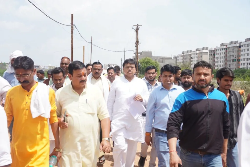 क्षेत्र का सर्वांगीण विकास सरकार की सर्वोच्च प्राथमिकता - ऊजा मंत्री श्री तोमर 

उपनगर ग्वालियर में मूलभूत समस्याओं के निराकरण के लिए किया निरीक्षण