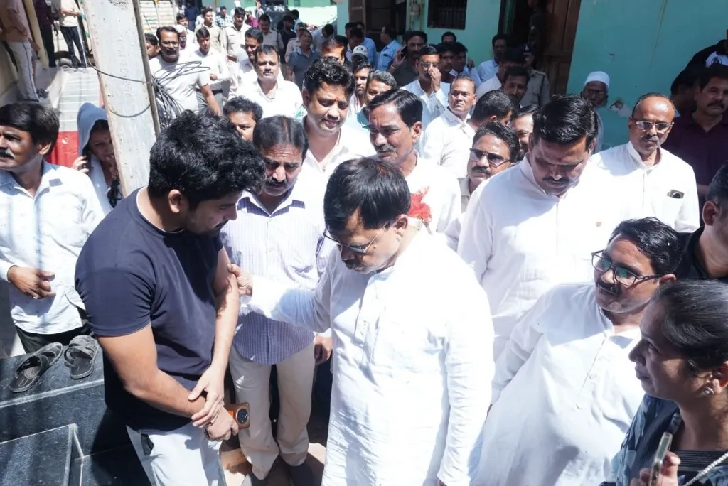 ऊर्जा मंत्री श्री तोमर ने द्वार-द्वार जाकर सुनी आमजन की समस्याएं 

समयबद्ध कार्यक्रम के तहत समस्यायें निराकृत करने के संबंधित अधिकारियों को दिए निर्देश