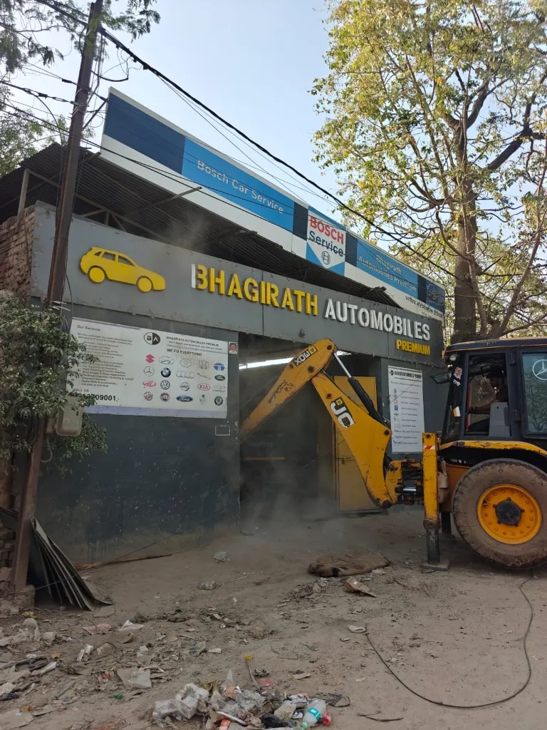 सडक निर्माण में बाधा बन रहे अतिक्रमण को हटाया