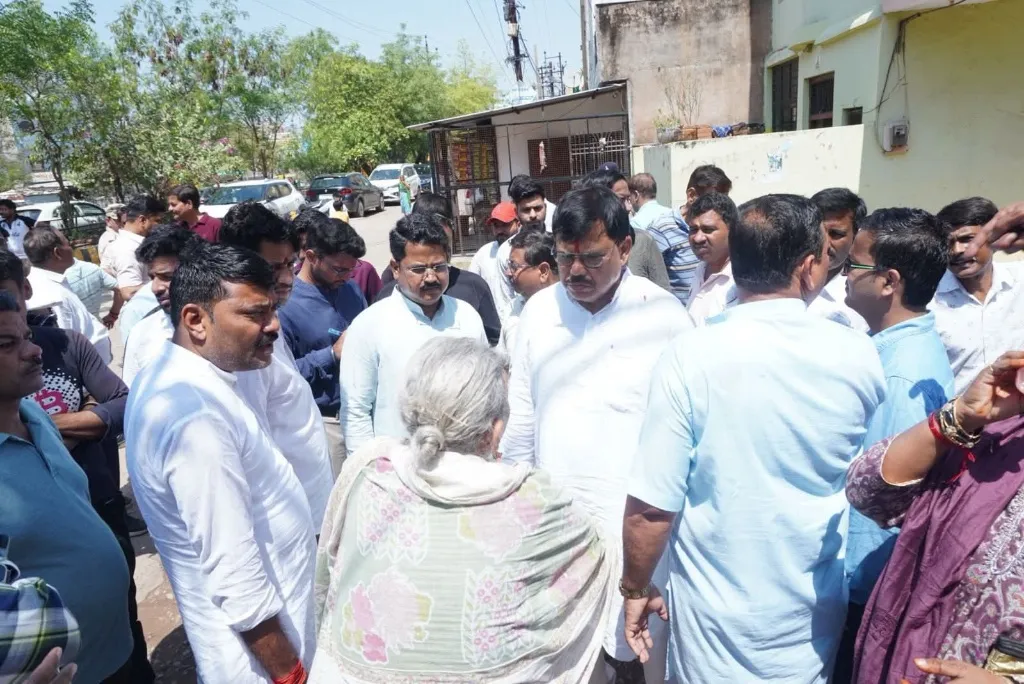 ऊर्जा मंत्री श्री तोमर ने द्वार-द्वार जाकर सुनी आमजन की समस्याएं 

समयबद्ध कार्यक्रम के तहत समस्यायें निराकृत करने के संबंधित अधिकारियों को दिए निर्देश