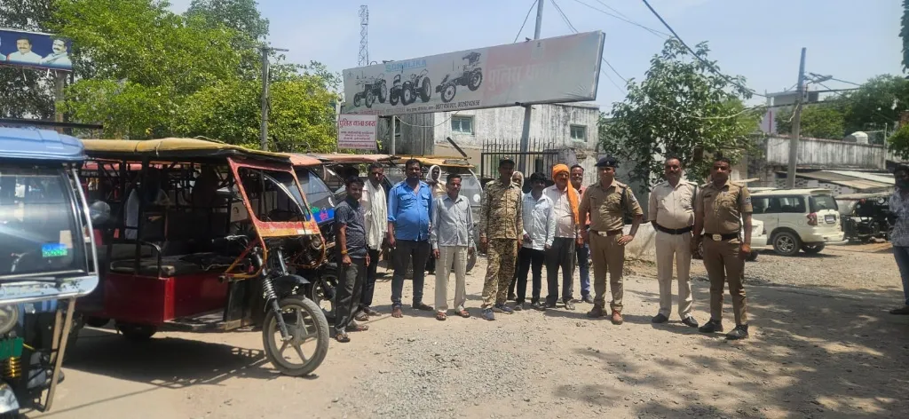 यातायात पुलिस ग्वालियर द्वारा ऑटो/ई-रिक्शा चालकों को महिला नकबजनी गिरोह के संबंध में जानकारी देकर किया जागरूक