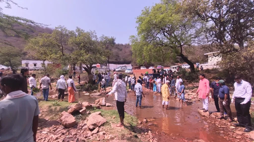 ग्वालियर-चंबल संभाग में जन-जन का अभियान बना “जल गंगा संवर्धन अभियान” 

जनभागीदारी से आकार ले रहीं संरचनायें पेश कर रही हैं जल संरक्षण की नई मिसाल 

ऐतिहासिक जल स्रोतों का पुनर्जीवन एवं नई-पुरानी संरचनायें सहेजेंगी लाखों लीटर पानी