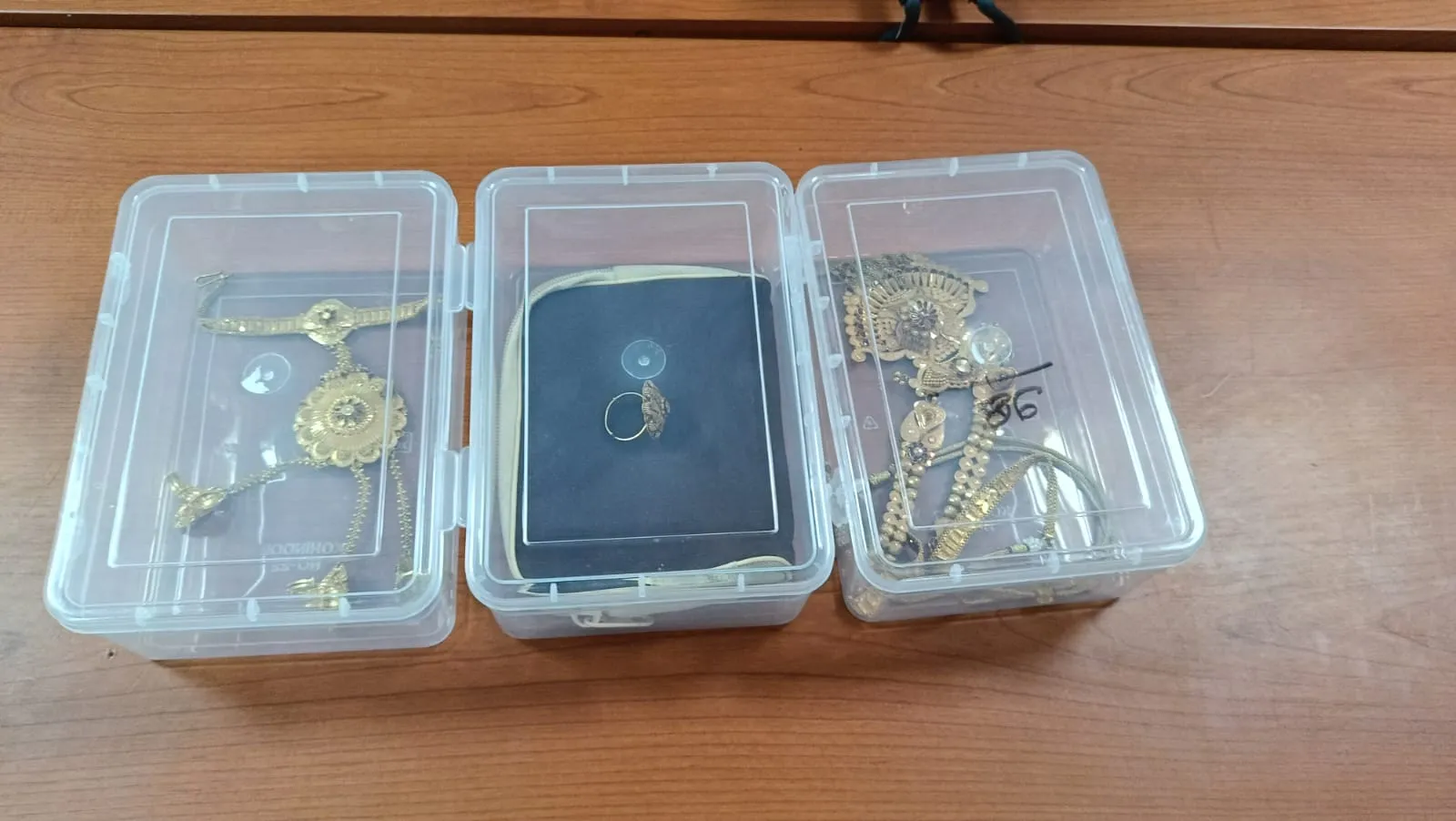 *मुरार क्षेत्र में लगे जनभागीदारी कैमरों की मदद से पुलिस को मिली सफलता* *गिर्राज जी मंदिर के पास गुम हुआ 12 लाख रुपये कीमत का 10 तोला सोना ग्वालियर पुलिस ने 48 घंटे में खोज निकाला*