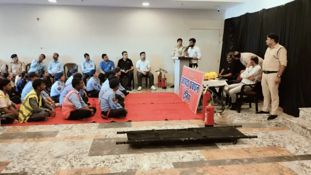 नगर निगम ग्वालियर द्वारा आयोजित केसर टावर में अग्नि सुरक्षा संसाधनों की जांच एवं प्रशिक्ष