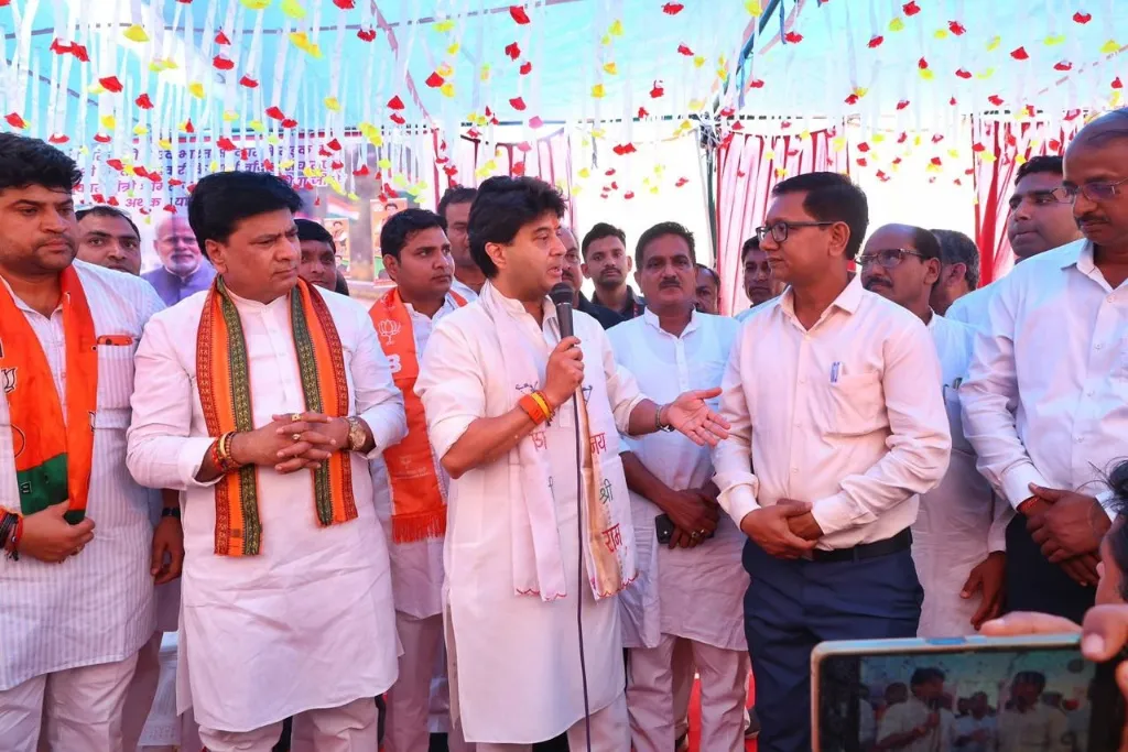 ग्वालियर-आगरा एक्सप्रेस-वे के माध्यम से ग्वालियर से आगरा की दूरी 50 मिनट में तय होगी 

केन्द्रीय मंत्री श्री सिंधिया ने ग्वालियर-आगरा एक्सप्रेस-वे निर्माण कार्य का किया निरीक्षण 

जल संसाधन मंत्री श्री सिलावट एवं ऊर्जा मंत्री श्री तोमर भी हुए शामिल 