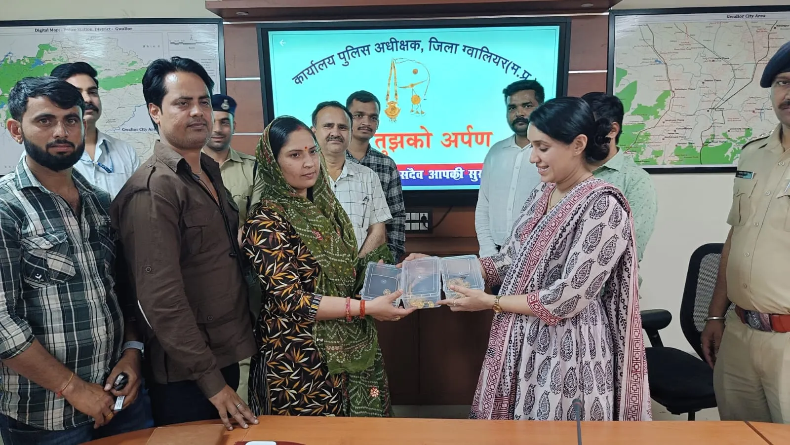 *मुरार क्षेत्र में लगे जनभागीदारी कैमरों की मदद से पुलिस को मिली सफलता* *गिर्राज जी मंदिर के पास गुम हुआ 12 लाख रुपये कीमत का 10 तोला सोना ग्वालियर पुलिस ने 48 घंटे में खोज निकाला*