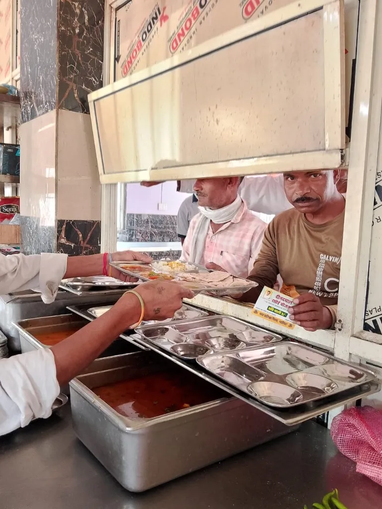 सफलता की कहानी  “दीनदयाल रसोई” भोजन ही नहीं आत्मसम्मान भी परोसती है  ग्वालियर में दीनदयाल रसोई अब तक 59 लाख से अधिक लोगों को करा चुकी है भोजन 