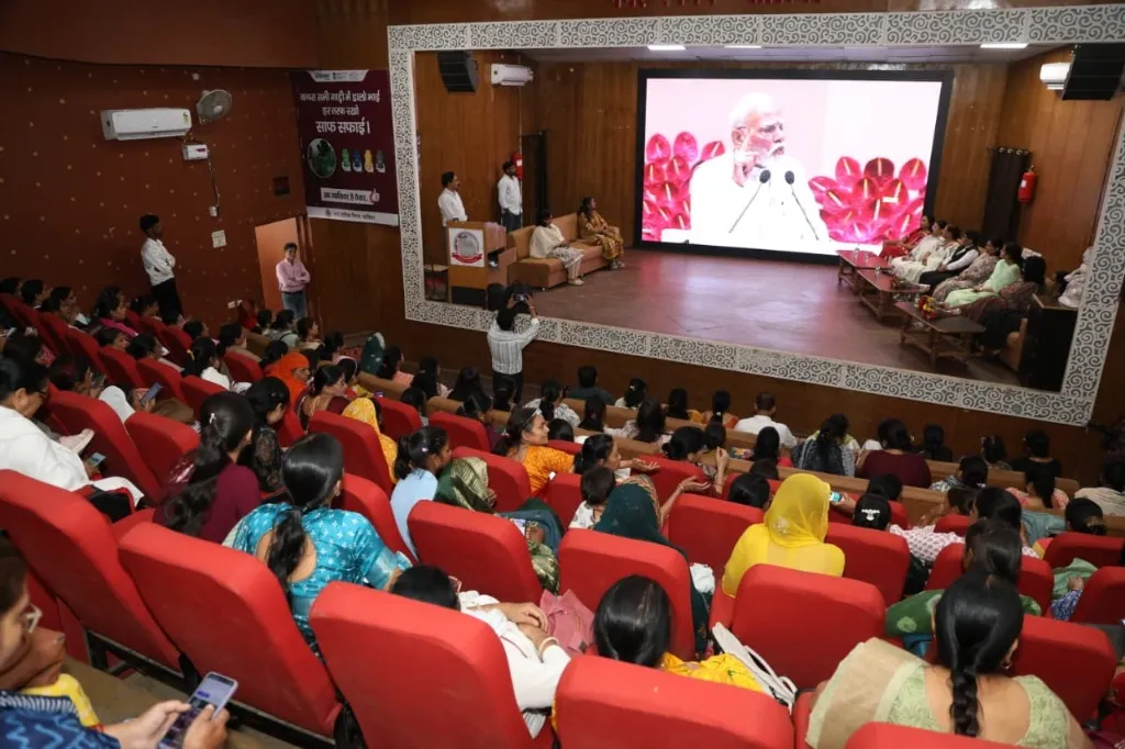 प्रधानमंत्री श्री नरेन्द्र मोदी ने 'नारी शक्ति वंदन सम्मेलन' को संबोधित किया

बाल भवन में हुआ जिला स्तरीय कार्यक्रम का अयोजन 

प्रधानमंत्री श्री मोदी ने कहा कि नारी शक्ति को समर्पित बड़ा निर्णय लेने जा रहा है भारत 

कलेक्टर श्रीमती चौहान सहित बड़ी संख्या में नारी शक्ति ने जिला स्तरीय कार्यक्रम में की सहभागिता, सीधे प्रसारण के जरिए सुना प्रधानमंत्री का उदबोधन 