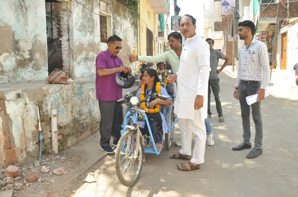 मोटराइज्ड ट्राई साइकिल पाकर दिव्यांगजनों के खिले चेहरे अक्षय तृतीया के अवसर पर सभापति श्री तोमर ने 03 दिव्यांगजनों को बांटी मोटराइज्ड ट्राईसाइकिल