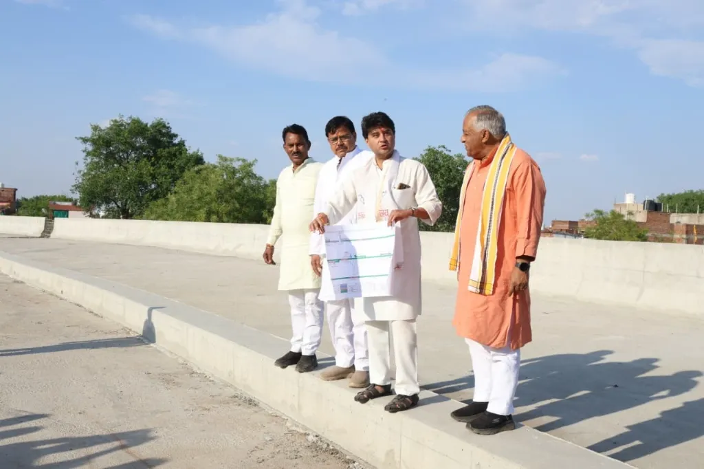 ग्वालियर-आगरा एक्सप्रेस-वे के माध्यम से ग्वालियर से आगरा की दूरी 50 मिनट में तय होगी 

केन्द्रीय मंत्री श्री सिंधिया ने ग्वालियर-आगरा एक्सप्रेस-वे निर्माण कार्य का किया निरीक्षण 

जल संसाधन मंत्री श्री सिलावट एवं ऊर्जा मंत्री श्री तोमर भी हुए शामिल 