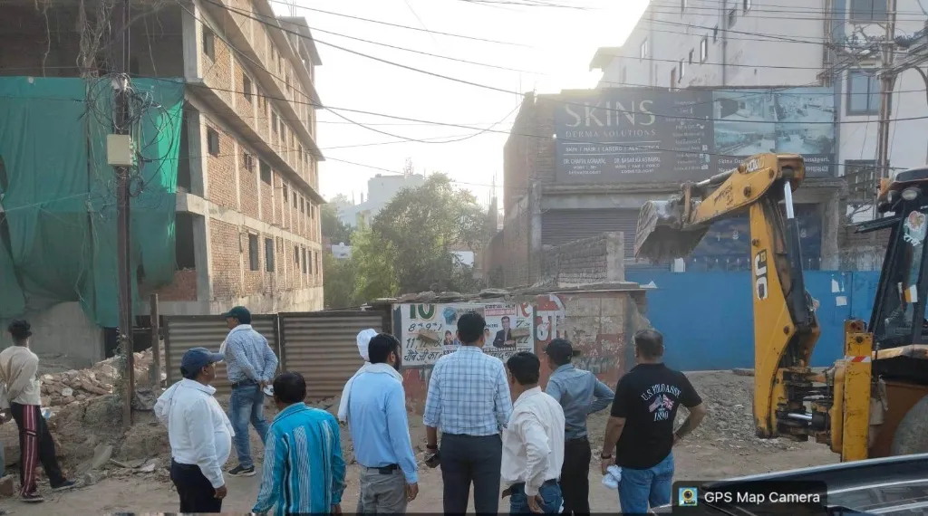 सडक निर्माण में बाधा बन रहे अतिक्रमण को हटाया