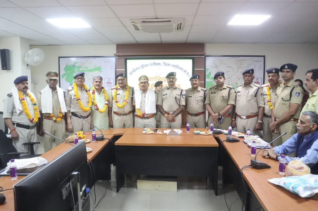 पुलिस विभाग ग्वालियर से सेवानिवृत्त हुए पुलिस अधिकारी व कर्मियों को एसएसपी ग्वालियर ने दी विदाई