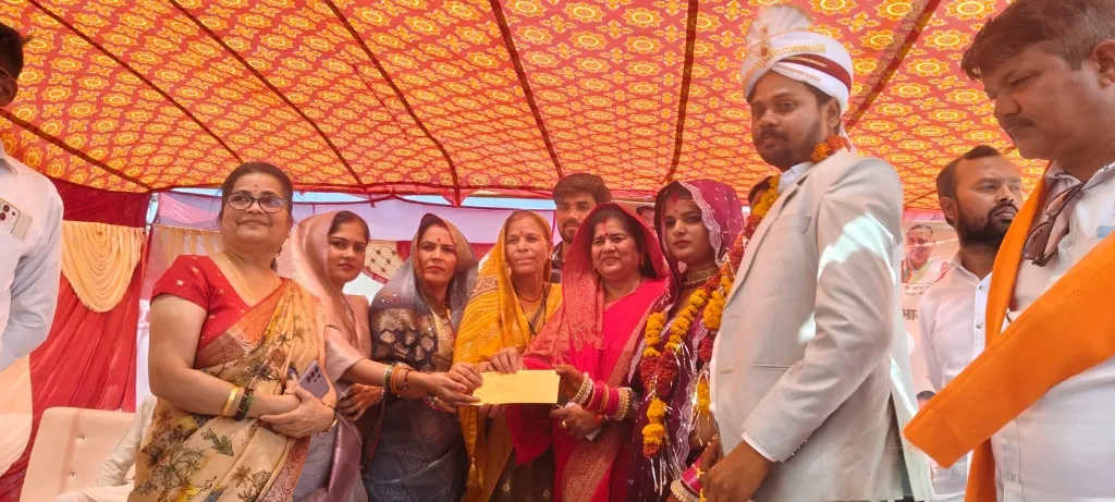 अक्षय तृतीया पर डबरा में मुख्यमंत्री कन्यादान योजना के तहत हुआ सामूहिक विवाह सम्मेलन 73 जोड़े बंधे परिणय सूत्र में