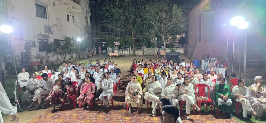 राजयोग से जीवन में बढ़ेगा प्रेम और संतुलन - बीके आदर्श दीदी 
संवाद, सहनशीलता  और क्षमा भाव मजबूत संबंधों की नींव है -  बीके प्रहलाद भाई

हेलीपेड कॉलोनी में संबंधों में मधुरता, राजयोग ध्यान अनुभूति के साथ भजन संध्या का हुआ आयोजन 