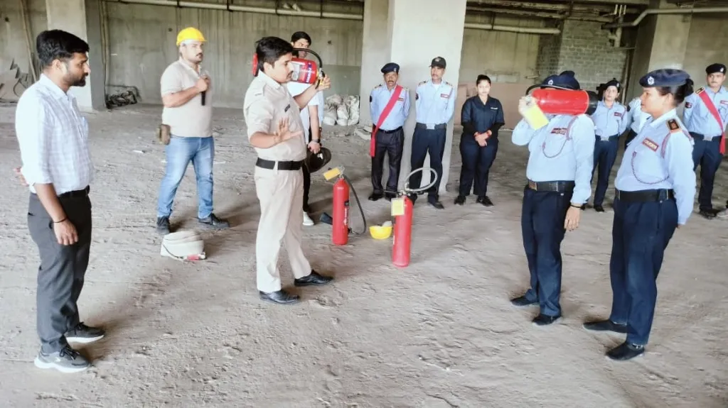नगर निगम ग्वालियर द्वारा आयोजित केसर टावर में अग्नि सुरक्षा संसाधनों की जांच एवं प्रशिक्ष