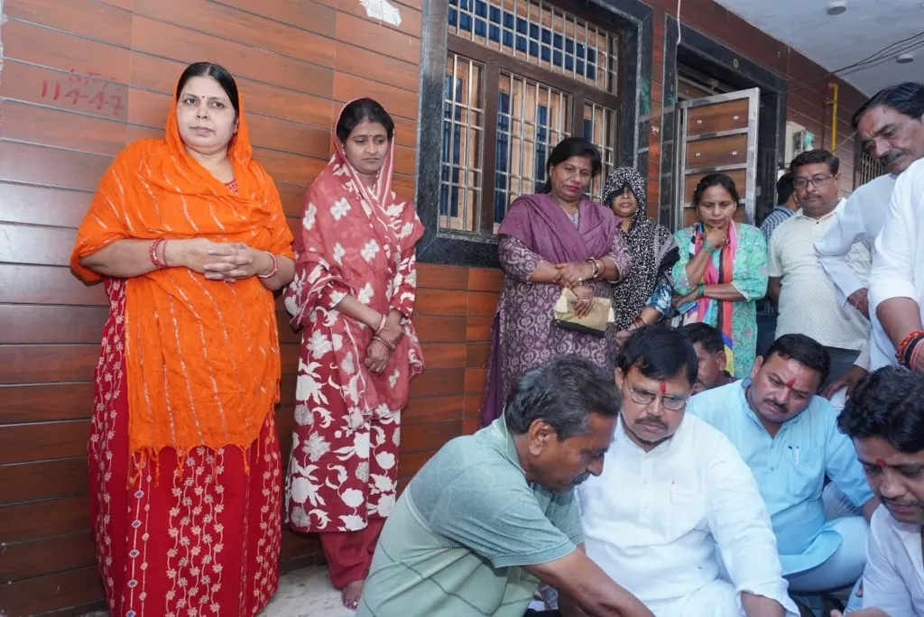 ऊर्जा मंत्री श्री तोमर ने द्वार-द्वार जाकर सुनी आमजन की समस्याएं 

समयबद्ध कार्यक्रम के तहत समस्यायें निराकृत करने के संबंधित अधिकारियों को दिए निर्देश