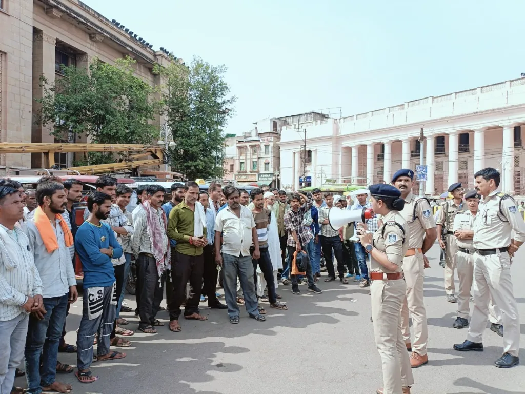 यातायात पुलिस ग्वालियर द्वारा ऑटो/ई-रिक्शा चालकों को महिला नकबजनी गिरोह के संबंध में जानकारी देकर किया जागरूक