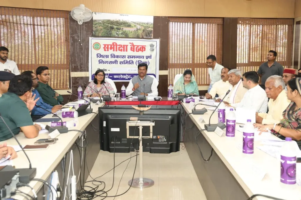 विकास कार्यों की डीपीआर सटीक व व्यवहारिक बनाएं, बार-बार संशोधन की जरूरत न पड़े 
– सांसद श्री भारत सिंह कुशवाह 

दिशा की बैठक में बड़ी-बड़ी विकास परियोजनाओं की हुई समीक्षा 

गुणवत्ता के साथ समय-सीमा में कार्य पूर्ण करने और जवाबदेही पर दिया जोर