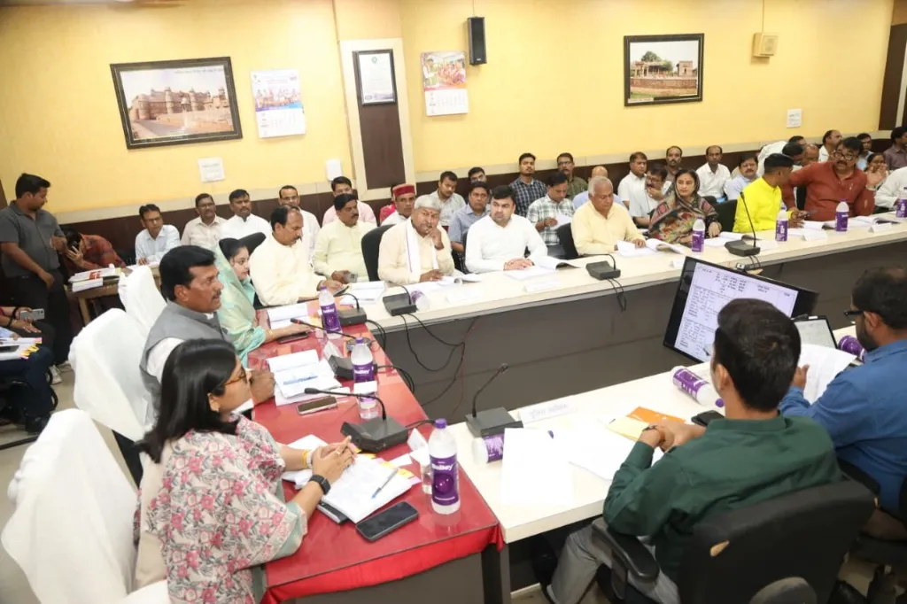 विकास कार्यों की डीपीआर सटीक व व्यवहारिक बनाएं, बार-बार संशोधन की जरूरत न पड़े 
– सांसद श्री भारत सिंह कुशवाह 

दिशा की बैठक में बड़ी-बड़ी विकास परियोजनाओं की हुई समीक्षा 

गुणवत्ता के साथ समय-सीमा में कार्य पूर्ण करने और जवाबदेही पर दिया जोर