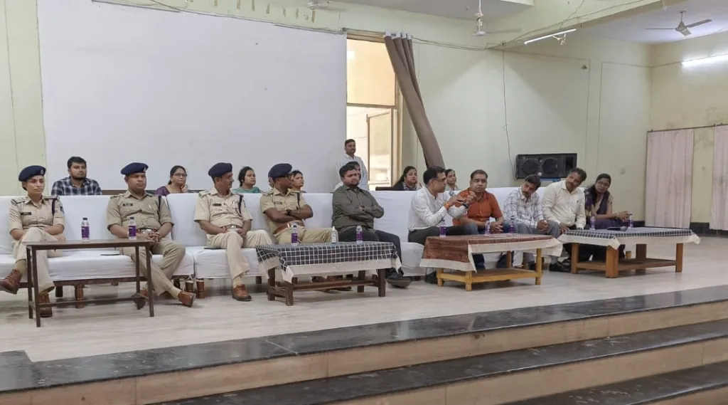 आयुक्त दिव्यांगजन डॉ. खेमरिया ने किया केन्द्रीय जेल का निरीक्षण  जेल में हर महीने दिव्यांग परीक्षण शिविर लगाने के दिए निर्देश  शेष दिव्यांग बंदियों के यूडीआईडी कार्ड बनाने पर भी दिया जोर 