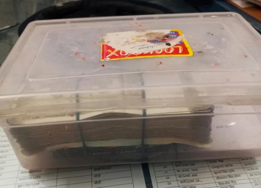 थाना डबरा सिटी पुलिस की जुआरियों के खिलाफ कार्यवाही *डबरा सिटी पुलिस ने बुजुर्ग रोड़ डबरा के पास हार जीत का दांव लगाकर जुआ खेल रहे 08 जुआरियों को पकड़ा* 🔴 *जुआरियों से कुल रकम 1,02,800/- रुपये एवं 52 पत्तों की ताश की गड्डी को जप्त किया गया।*