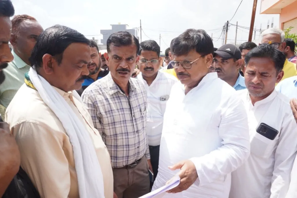 क्षेत्र का सर्वांगीण विकास सरकार की सर्वोच्च प्राथमिकता - ऊजा मंत्री श्री तोमर 

उपनगर ग्वालियर में मूलभूत समस्याओं के निराकरण के लिए किया निरीक्षण