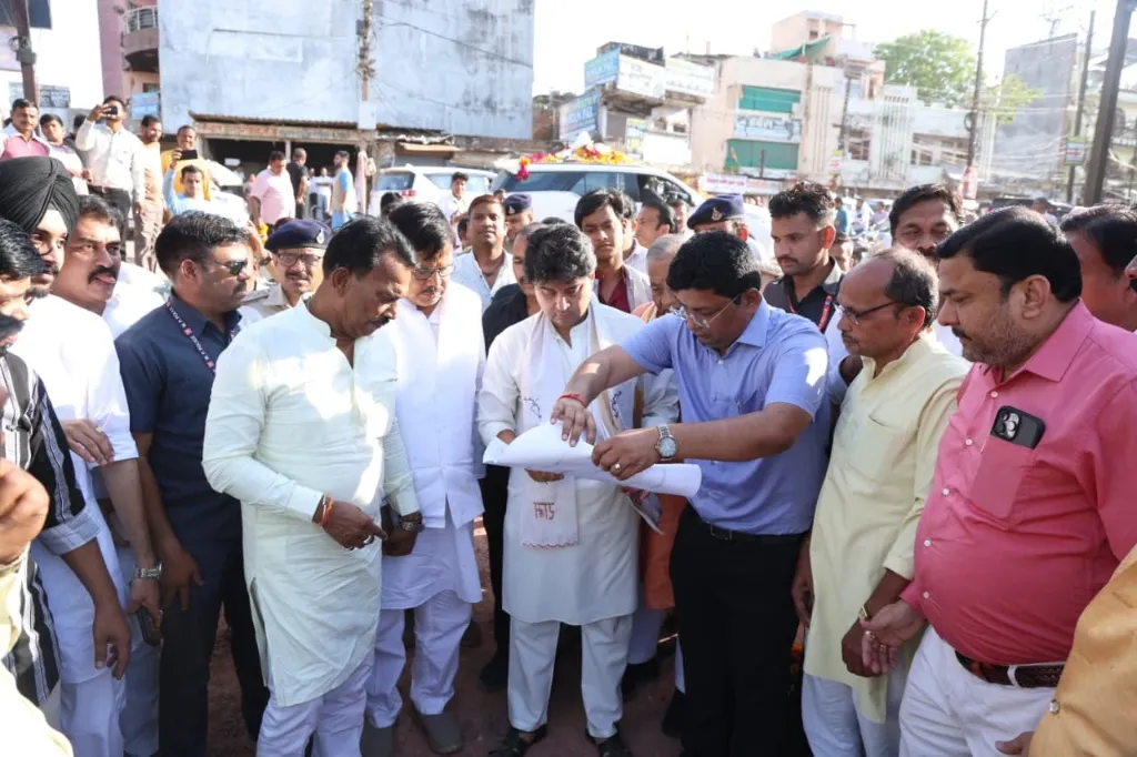 ग्वालियर-आगरा एक्सप्रेस-वे के माध्यम से ग्वालियर से आगरा की दूरी 50 मिनट में तय होगी 

केन्द्रीय मंत्री श्री सिंधिया ने ग्वालियर-आगरा एक्सप्रेस-वे निर्माण कार्य का किया निरीक्षण 

जल संसाधन मंत्री श्री सिलावट एवं ऊर्जा मंत्री श्री तोमर भी हुए शामिल 