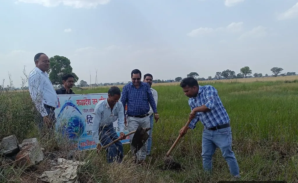 ग्वालियर-चंबल संभाग में जन-जन का अभियान बना “जल गंगा संवर्धन अभियान” 

जनभागीदारी से आकार ले रहीं संरचनायें पेश कर रही हैं जल संरक्षण की नई मिसाल 

ऐतिहासिक जल स्रोतों का पुनर्जीवन एवं नई-पुरानी संरचनायें सहेजेंगी लाखों लीटर पानी