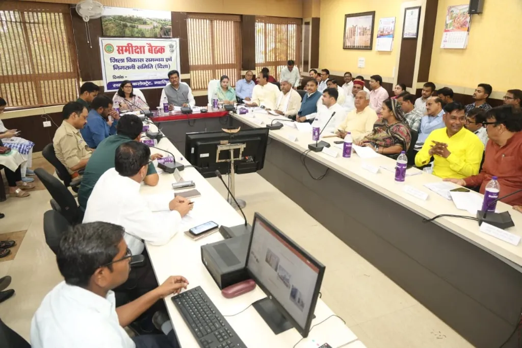 विकास कार्यों की डीपीआर सटीक व व्यवहारिक बनाएं, बार-बार संशोधन की जरूरत न पड़े 
– सांसद श्री भारत सिंह कुशवाह 

दिशा की बैठक में बड़ी-बड़ी विकास परियोजनाओं की हुई समीक्षा 

गुणवत्ता के साथ समय-सीमा में कार्य पूर्ण करने और जवाबदेही पर दिया जोर